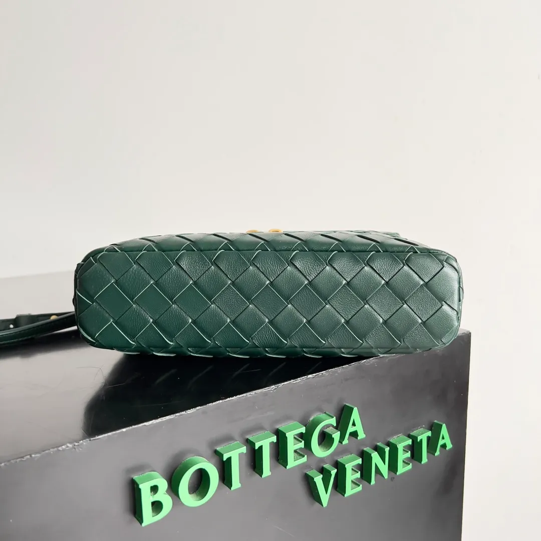 Batch 1360 Bottega Veneta 24 spring and summer woven zipper crossbody bag. A crossbody bag that can be used as a cosmetic bag. The exquisite weaving and compact body are an indispensable accessory for the upcoming summer. The double zipper also better protects the bag. It has a large capacity. If you like it, don’t miss it. Style number: 789109 Size: 22*12.5*5cm